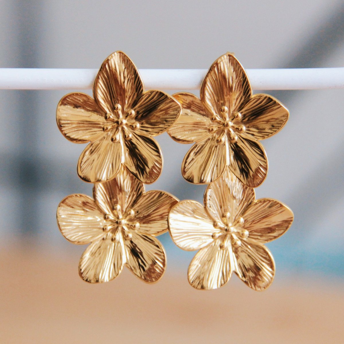 RVS statement oorbel 2 bloemen - goud