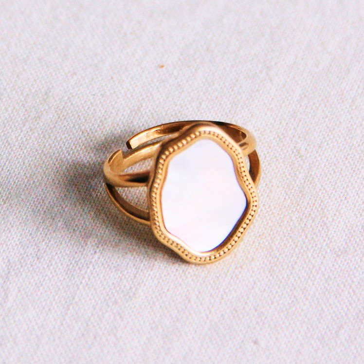 Statement ring met ovale parelmoer steen