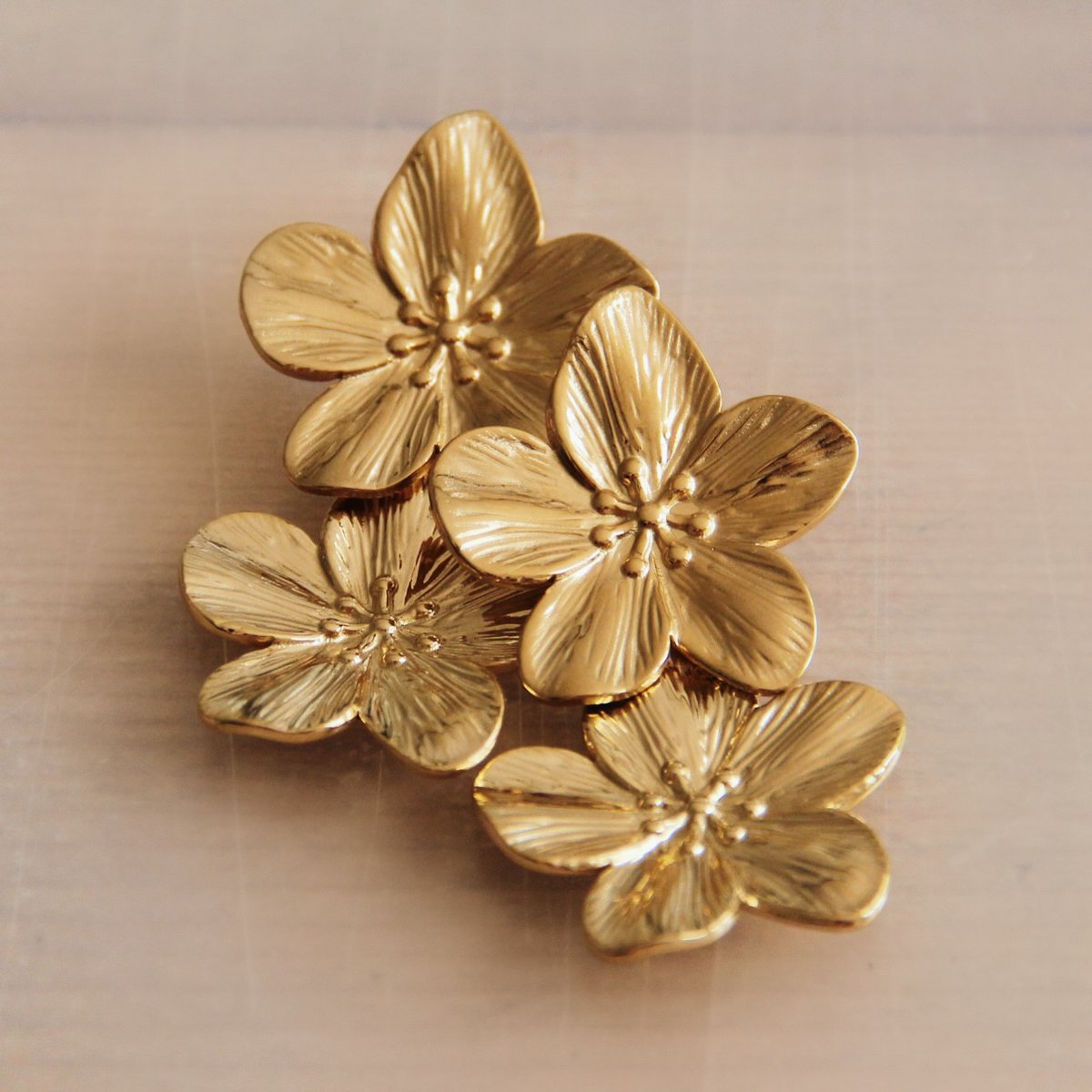 RVS statement oorbel 2 bloemen - goud