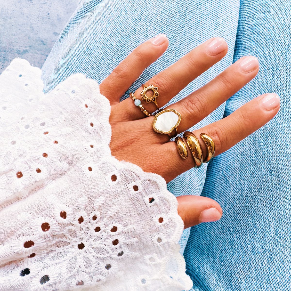 Statement ring met ovale parelmoer steen