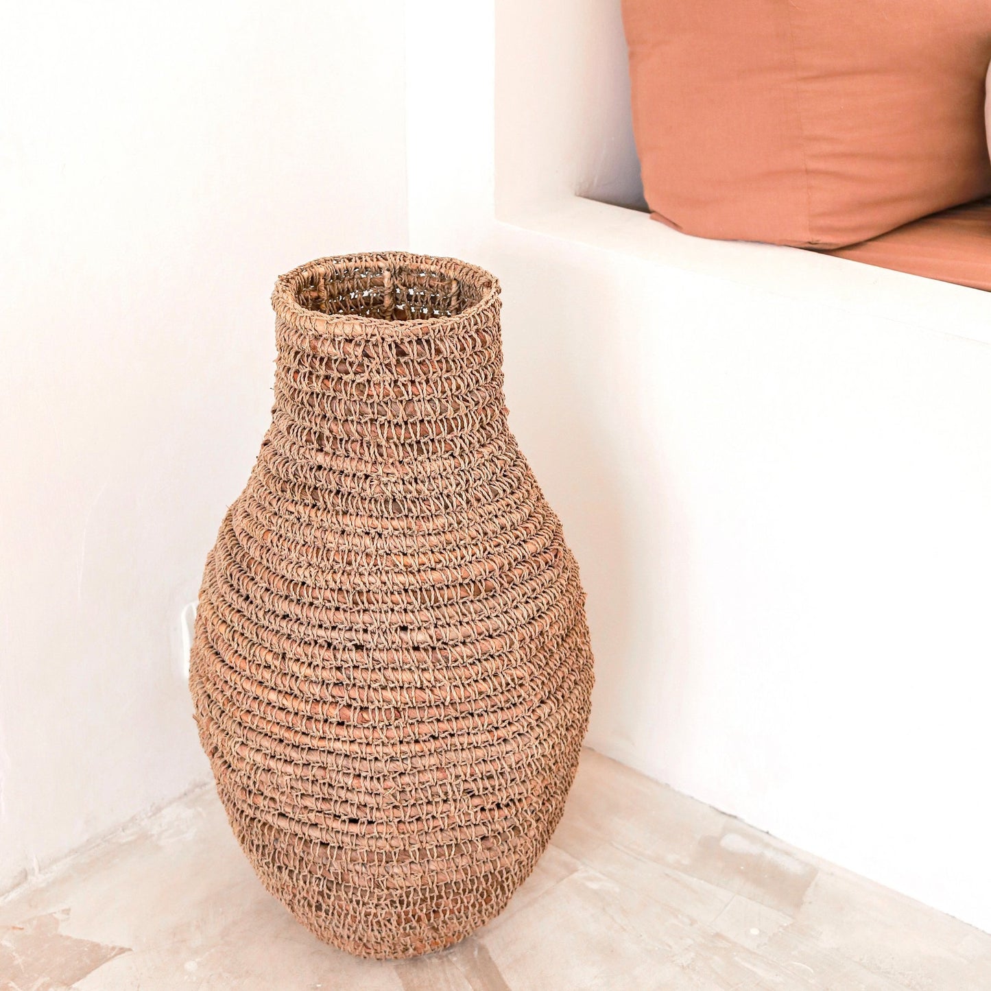 Geweven Boho Vaas SAKRA gemaakt van Bananenvezel en Raffia