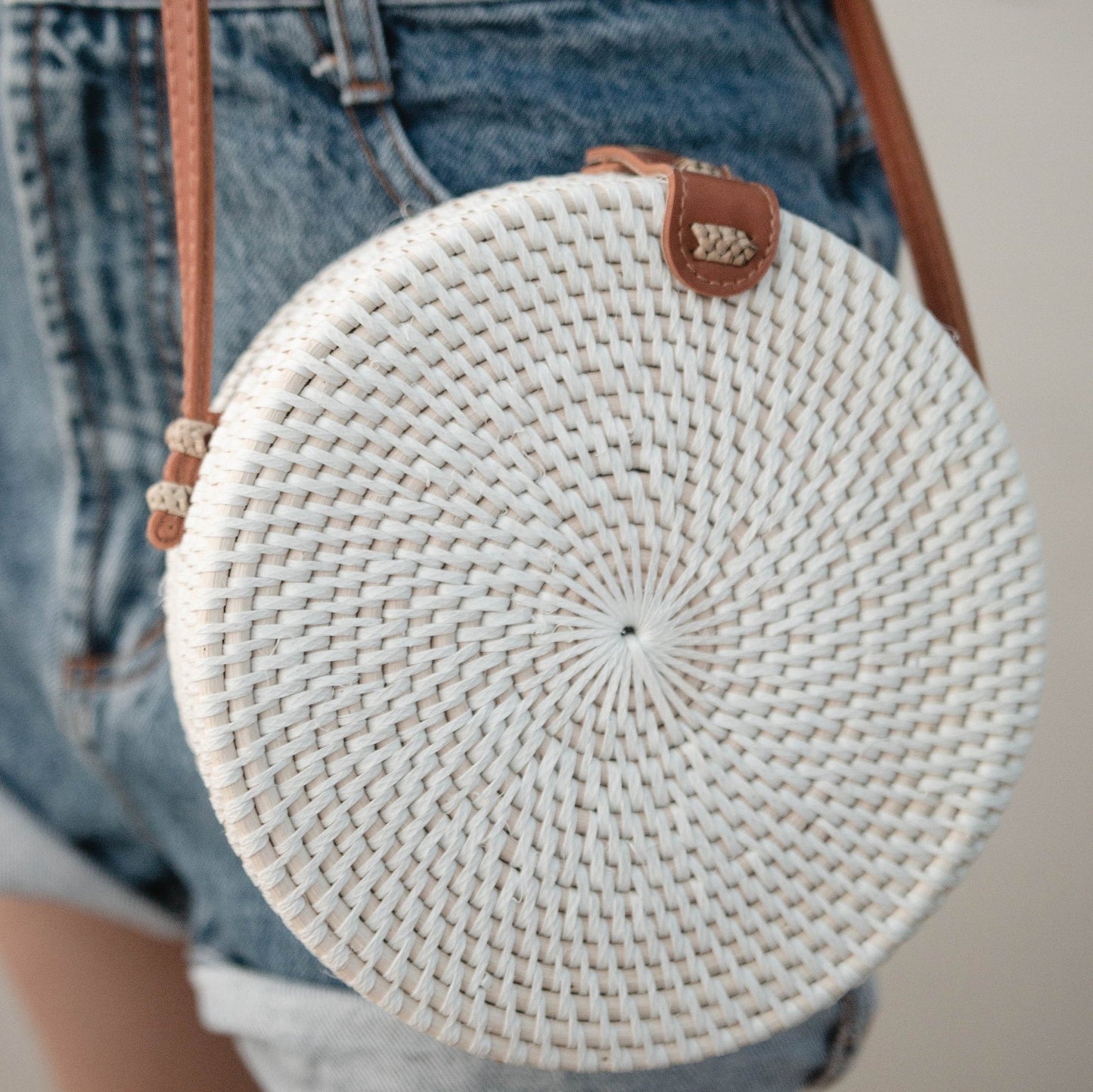 Ronde rotan tas | Witte handgemaakte crossbodytas met riemen van synthetisch leer | Schoudertas | Boho Bali Tas SENJA (wit)