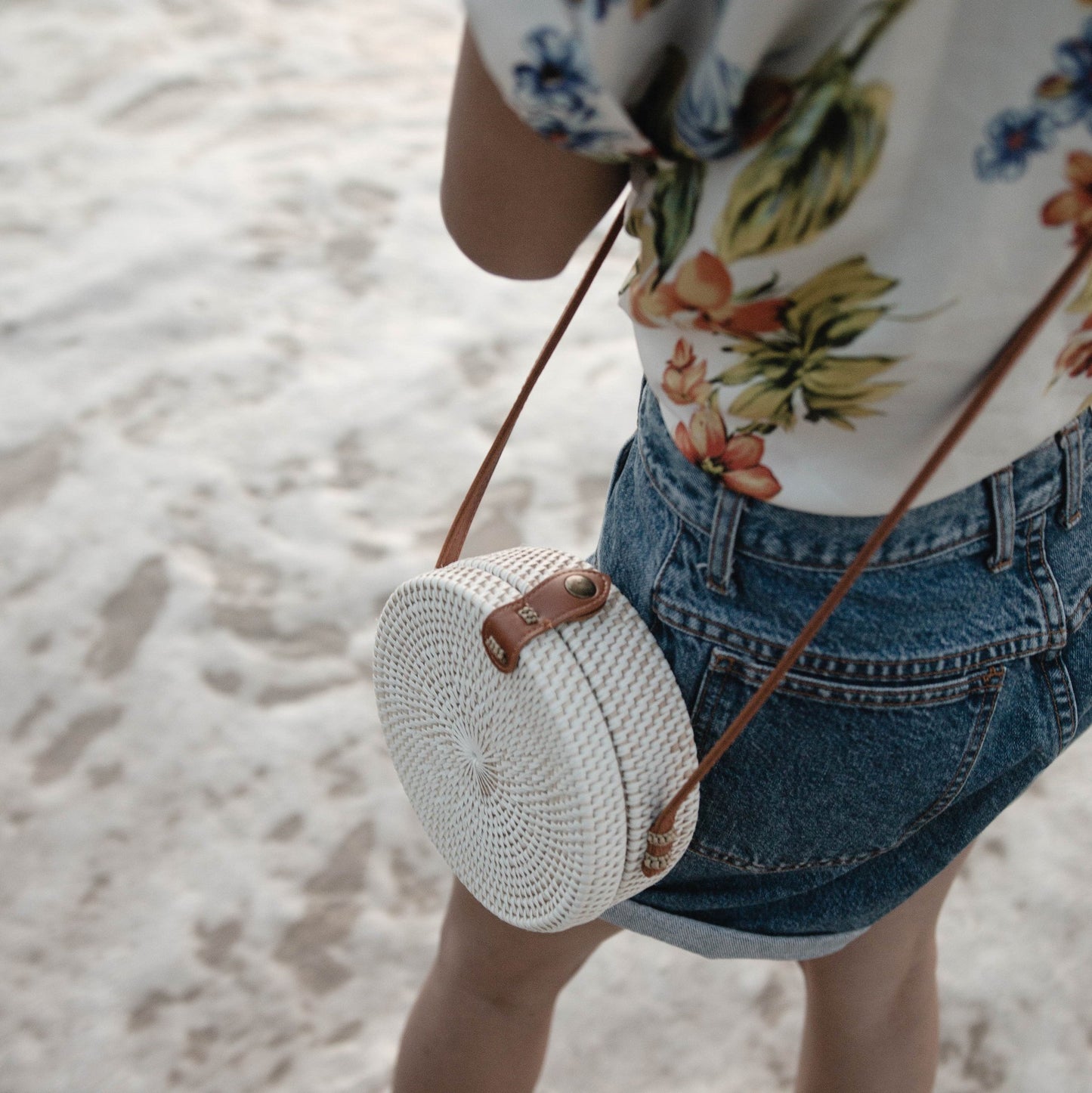 Ronde rotan tas | Witte handgemaakte crossbodytas met riemen van synthetisch leer | Schoudertas | Boho Bali Tas SENJA (wit)
