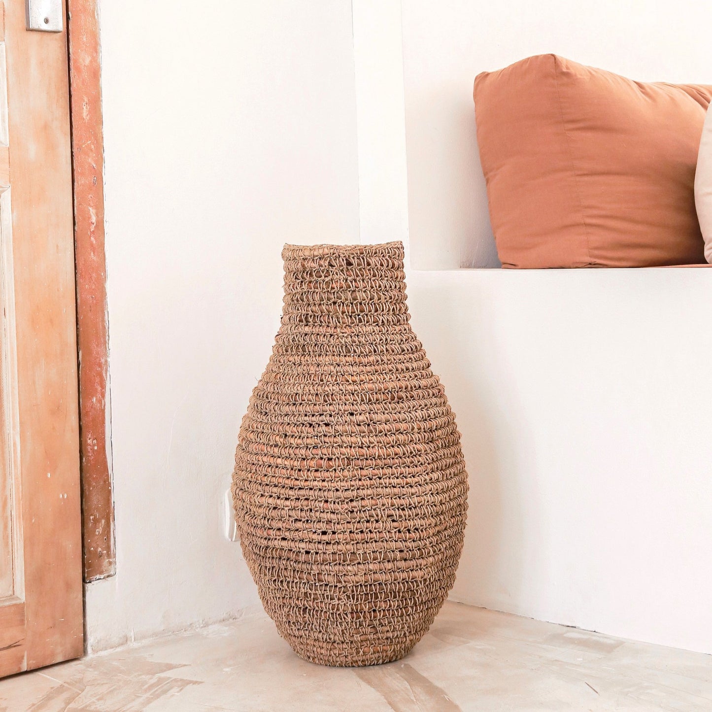 Geweven Boho Vaas SAKRA gemaakt van Bananenvezel en Raffia