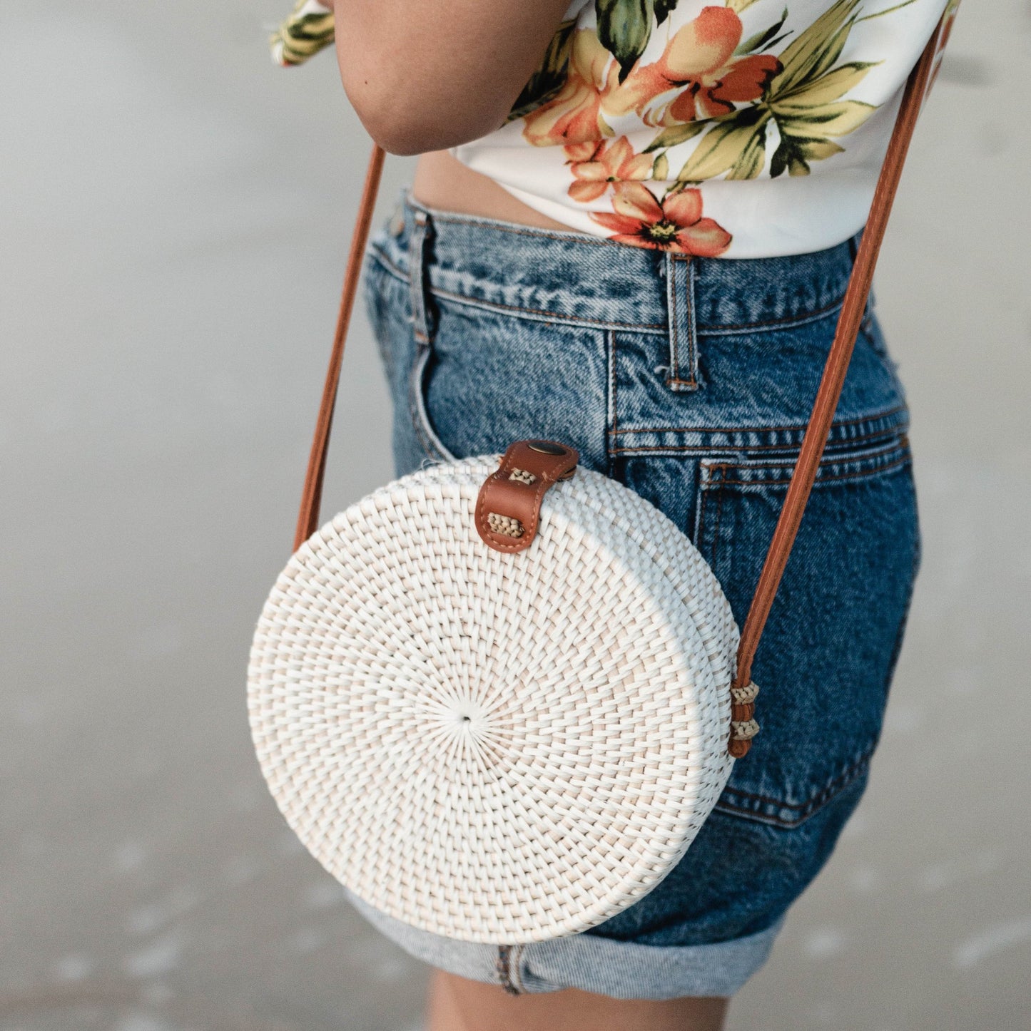 Ronde rotan tas | Witte handgemaakte crossbodytas met riemen van synthetisch leer | Schoudertas | Boho Bali Tas SENJA (wit)