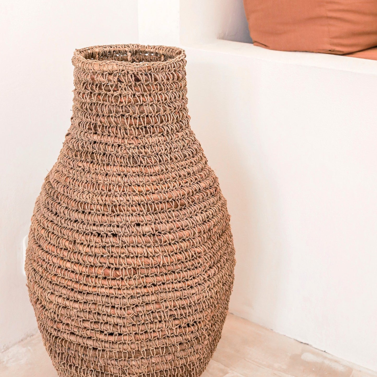 Geweven Boho Vaas SAKRA gemaakt van Bananenvezel en Raffia