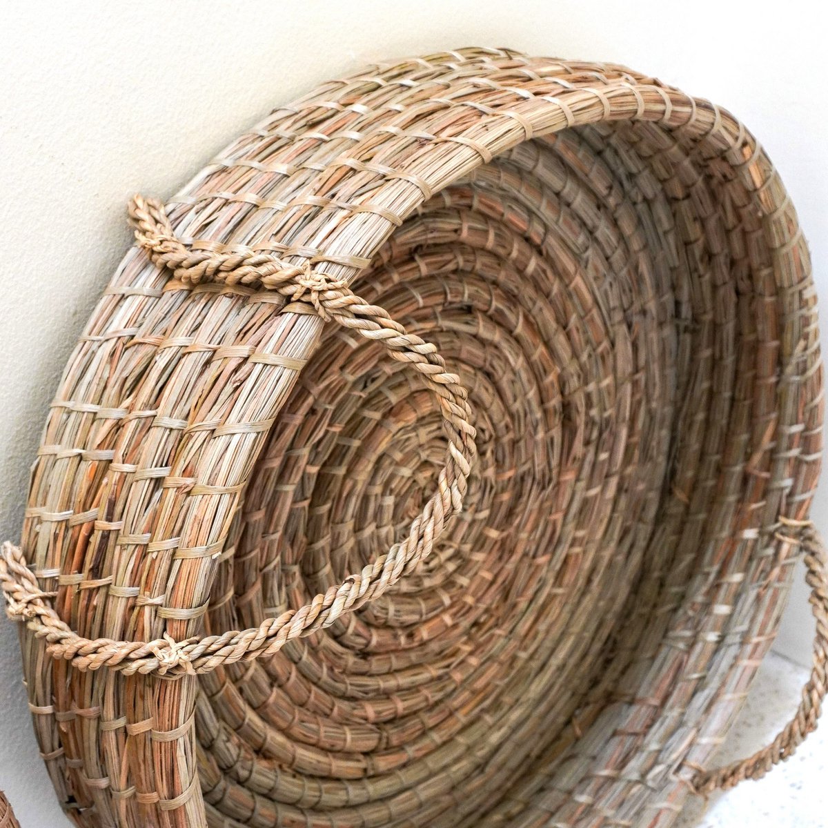 Rond dienblad geweven van zeegras PINTU decoratief dienblad (2 maten)