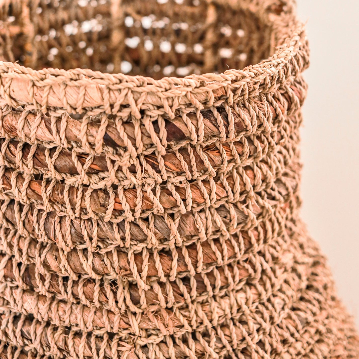 Geweven Boho Vaas SAKRA gemaakt van Bananenvezel en Raffia