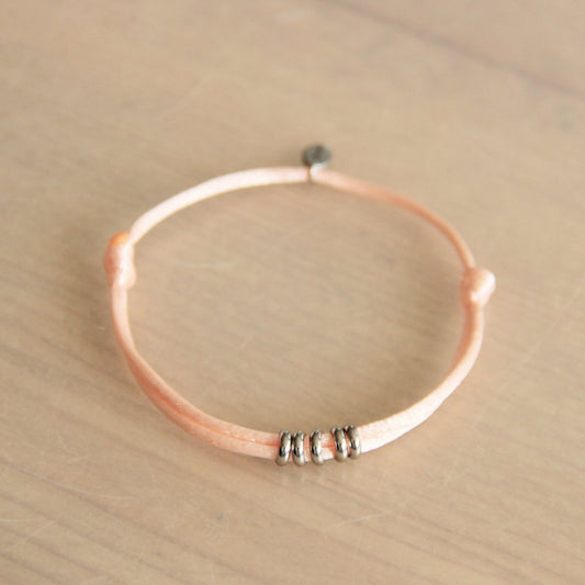 Satijnen armband met ringen – perzik/zilver